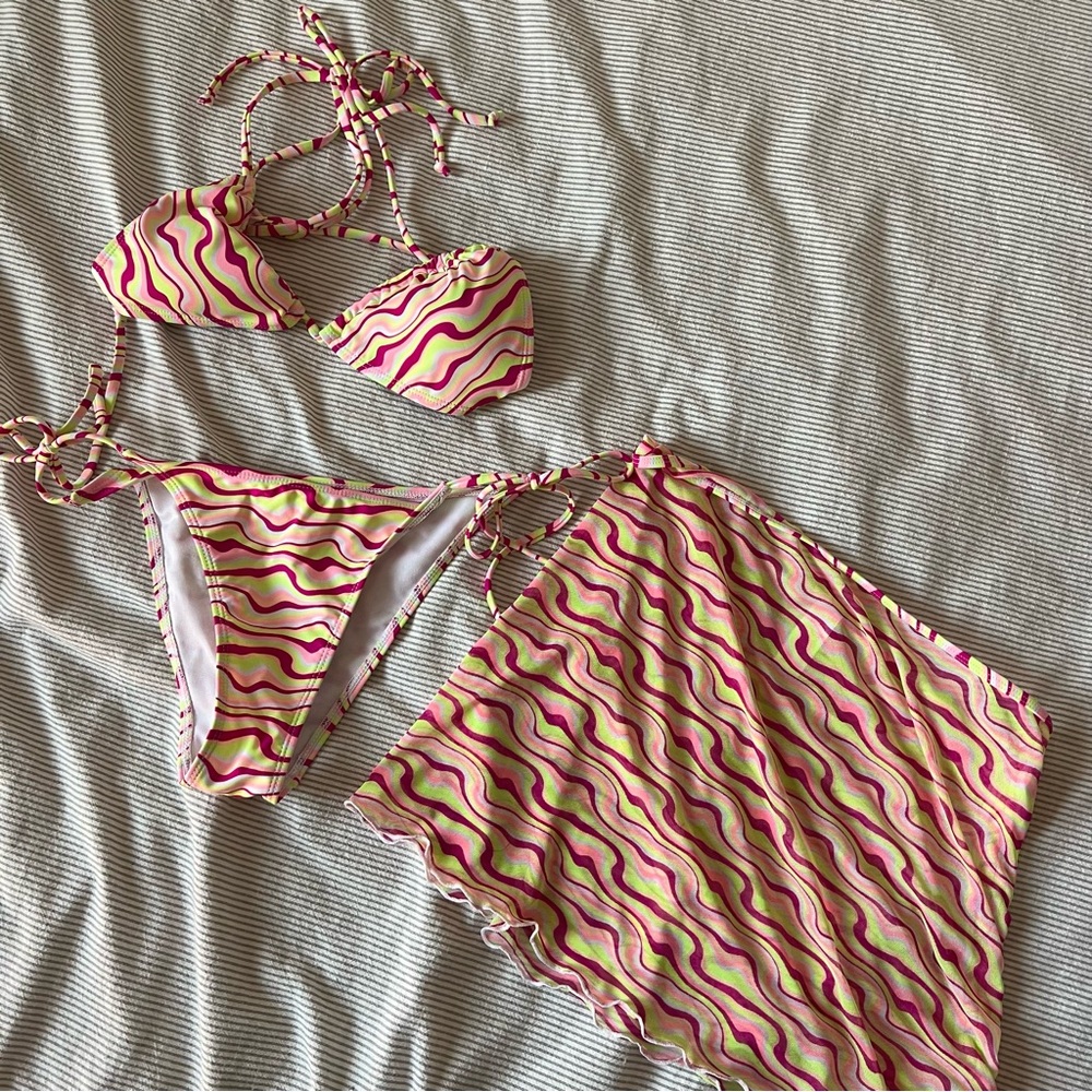 Stylish Pink and Green Wave Bikini Set